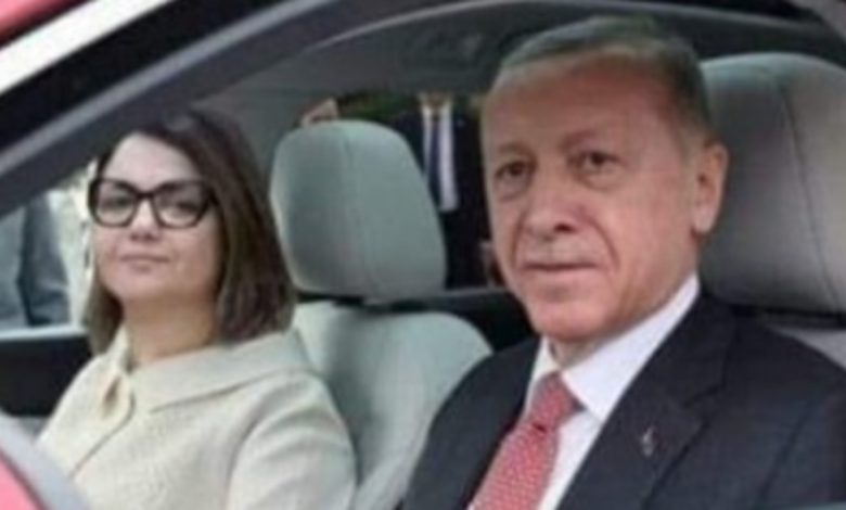 المنقوش-تطل-في-سيارة-حمراء-بجانب-أردوغان.-هل-يعقل؟!